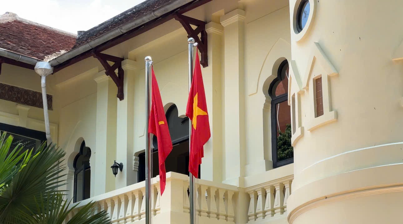 Lâu đài gần 100 tuổi giữa phố ở TPHCM bất ngờ gây sốt - Ảnh 7