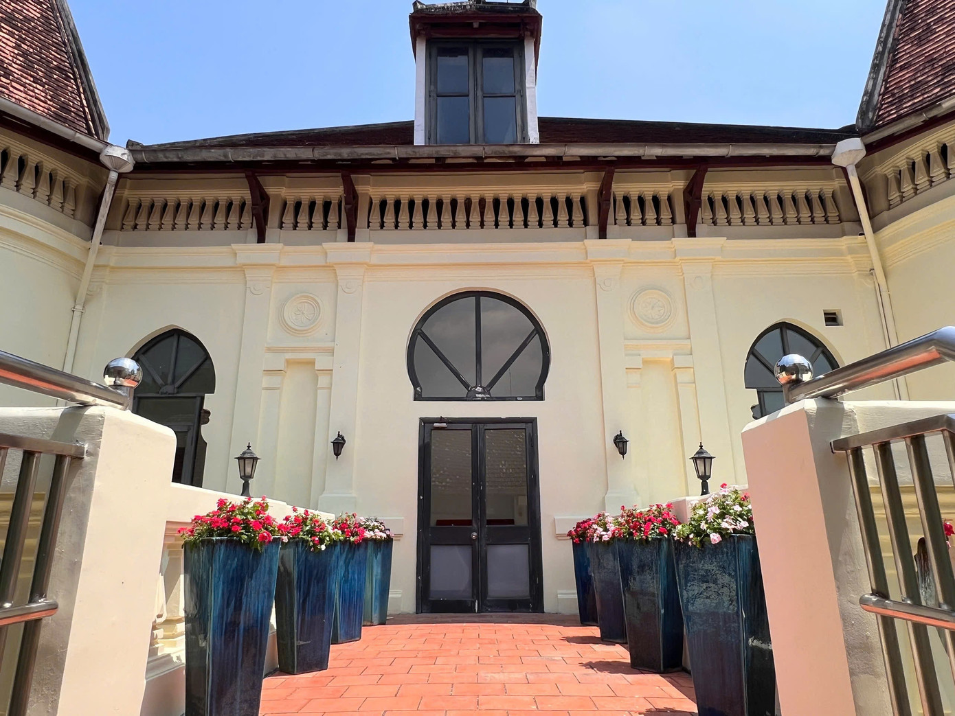 Lâu đài gần 100 tuổi giữa phố ở TPHCM bất ngờ gây sốt - Ảnh 3