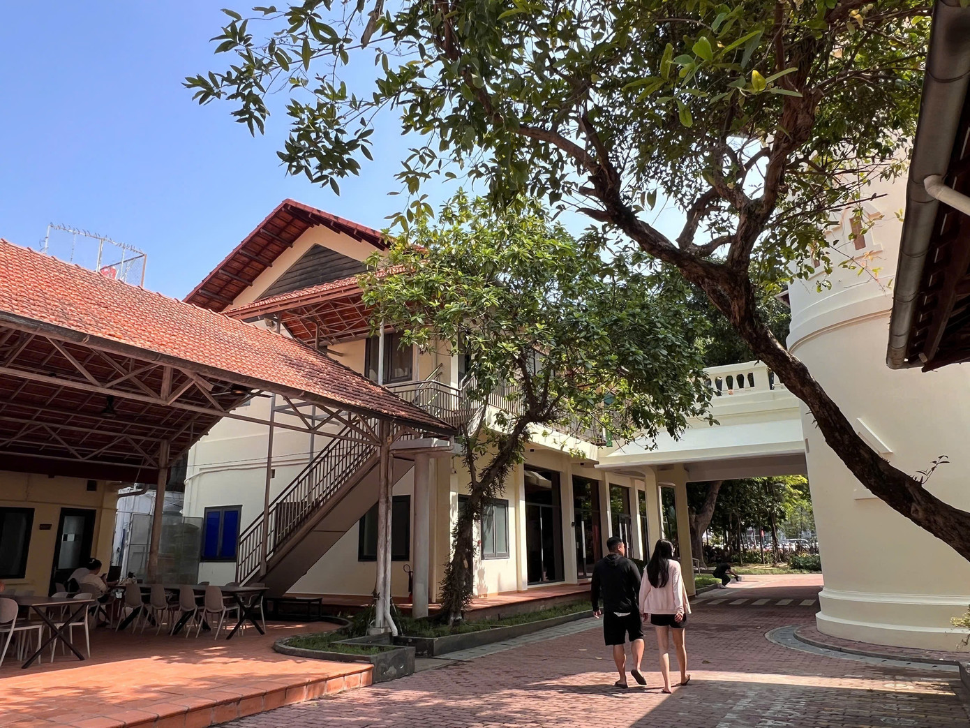 Lâu đài gần 100 tuổi giữa phố ở TPHCM bất ngờ gây sốt - Ảnh 15