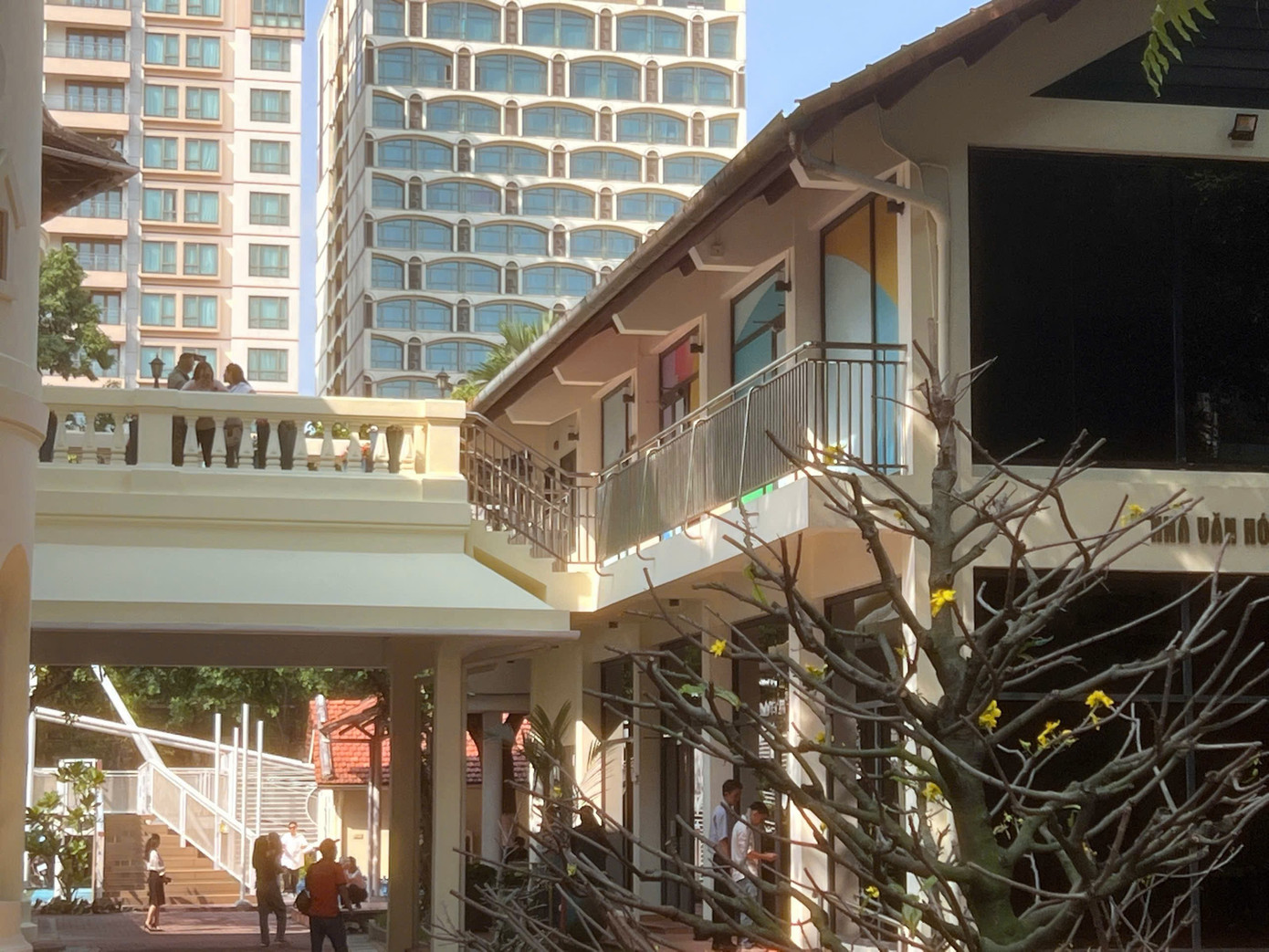 Lâu đài gần 100 tuổi giữa phố ở TPHCM bất ngờ gây sốt - Ảnh 8