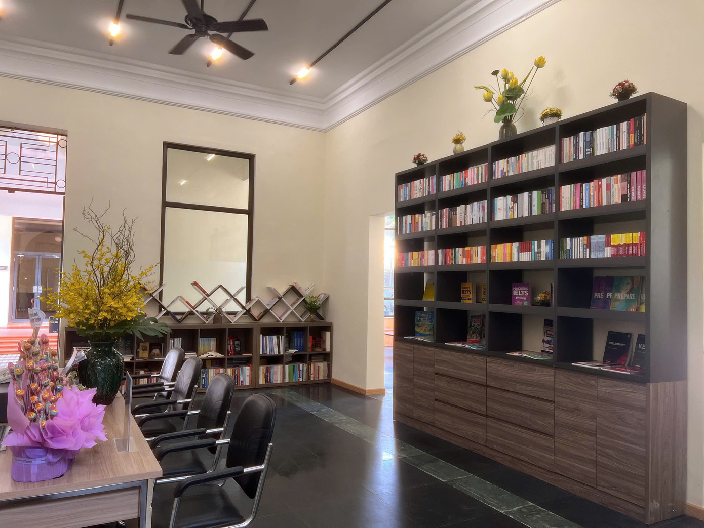 Lâu đài gần 100 tuổi giữa phố ở TPHCM bất ngờ gây sốt - Ảnh 11