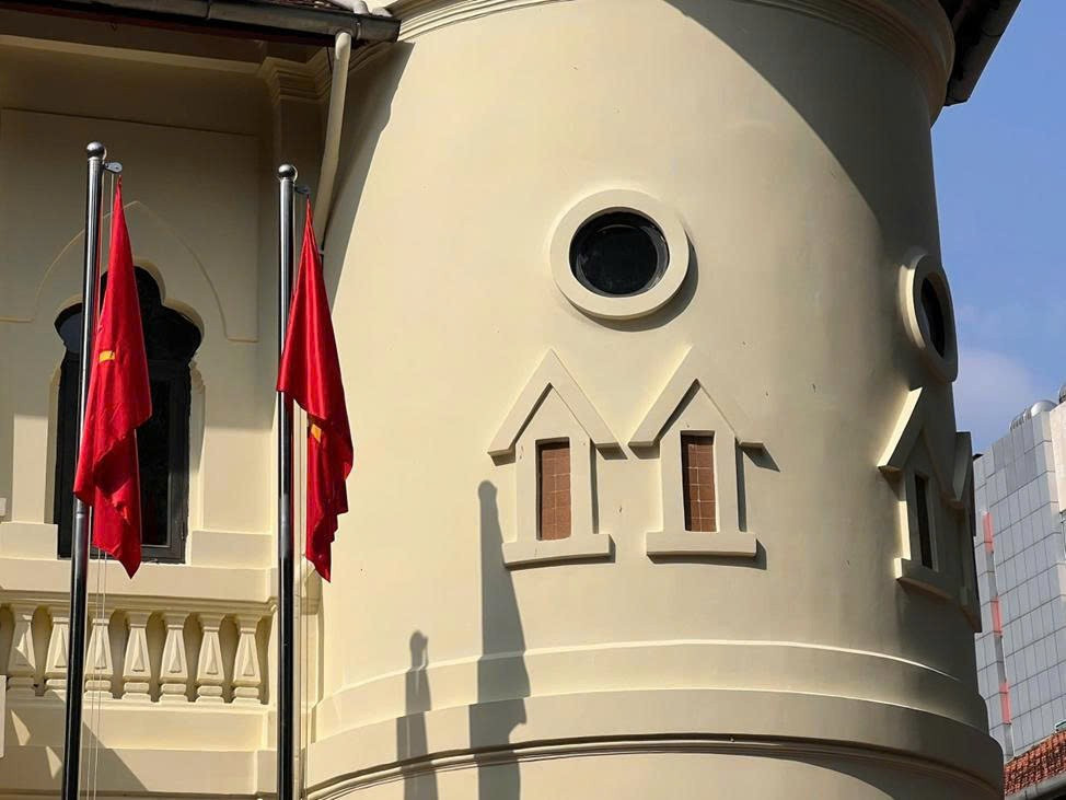 Lâu đài gần 100 tuổi giữa phố ở TPHCM bất ngờ gây sốt - Ảnh 9