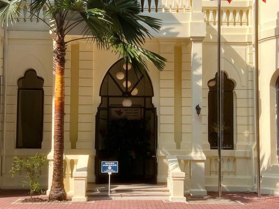 Lâu đài gần 100 tuổi giữa phố ở TPHCM bất ngờ gây sốt - Ảnh 4