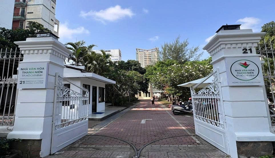 Lâu đài gần 100 tuổi giữa phố ở TPHCM bất ngờ gây sốt - Ảnh 2