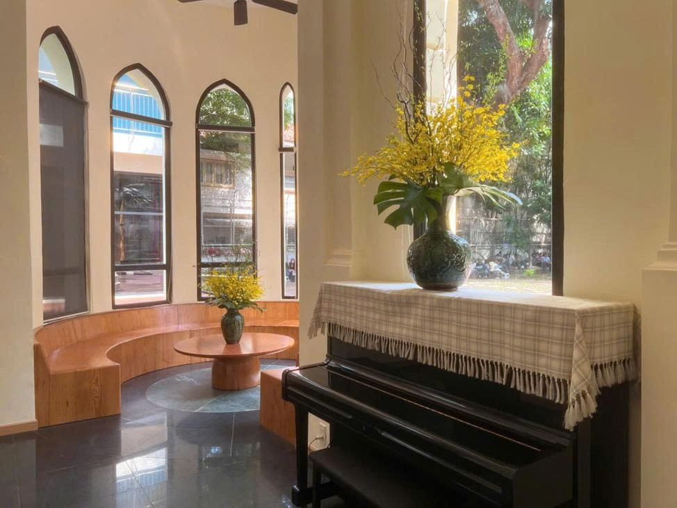 Lâu đài gần 100 tuổi giữa phố ở TPHCM bất ngờ gây sốt - Ảnh 13