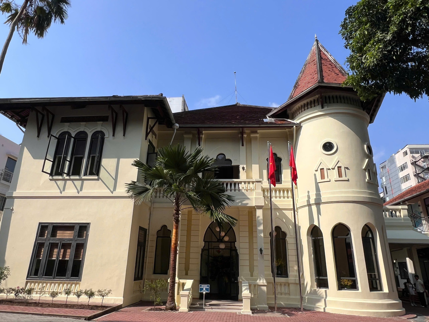 Lâu đài gần 100 tuổi giữa phố ở TPHCM bất ngờ gây sốt - Ảnh 17