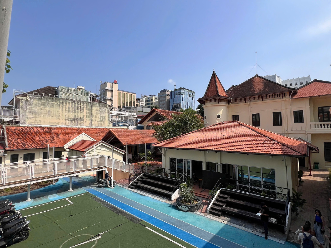 Lâu đài gần 100 tuổi giữa phố ở TPHCM bất ngờ gây sốt - Ảnh 18