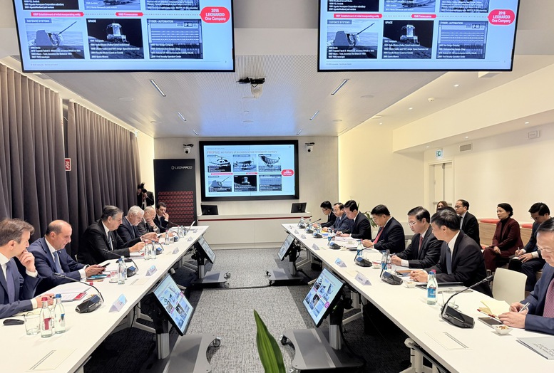 Gặp 'ông lớn' hàng không vũ trụ TOP 12 thế giới, Phó Thủ tướng đề nghị hỗ trợ đào tạo 50.000 kỹ sư bán dẫn tại Việt Nam - Ảnh 1