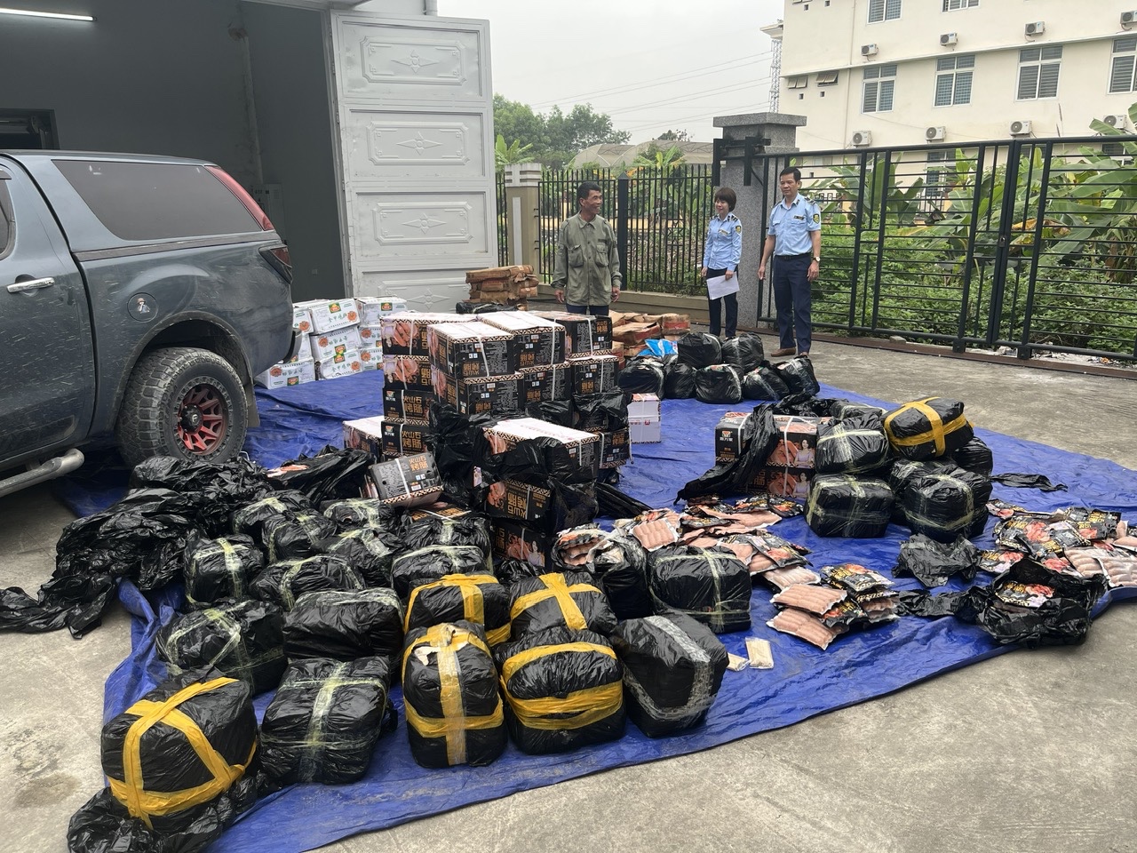 Kiểm tra 2 xe tải chở 2.340kg lạp xưởng, bánh bao, thanh cua, chả mực.... công an phát hiện chi tiết khiến nhiều người “ớn lạnh” - Ảnh 2