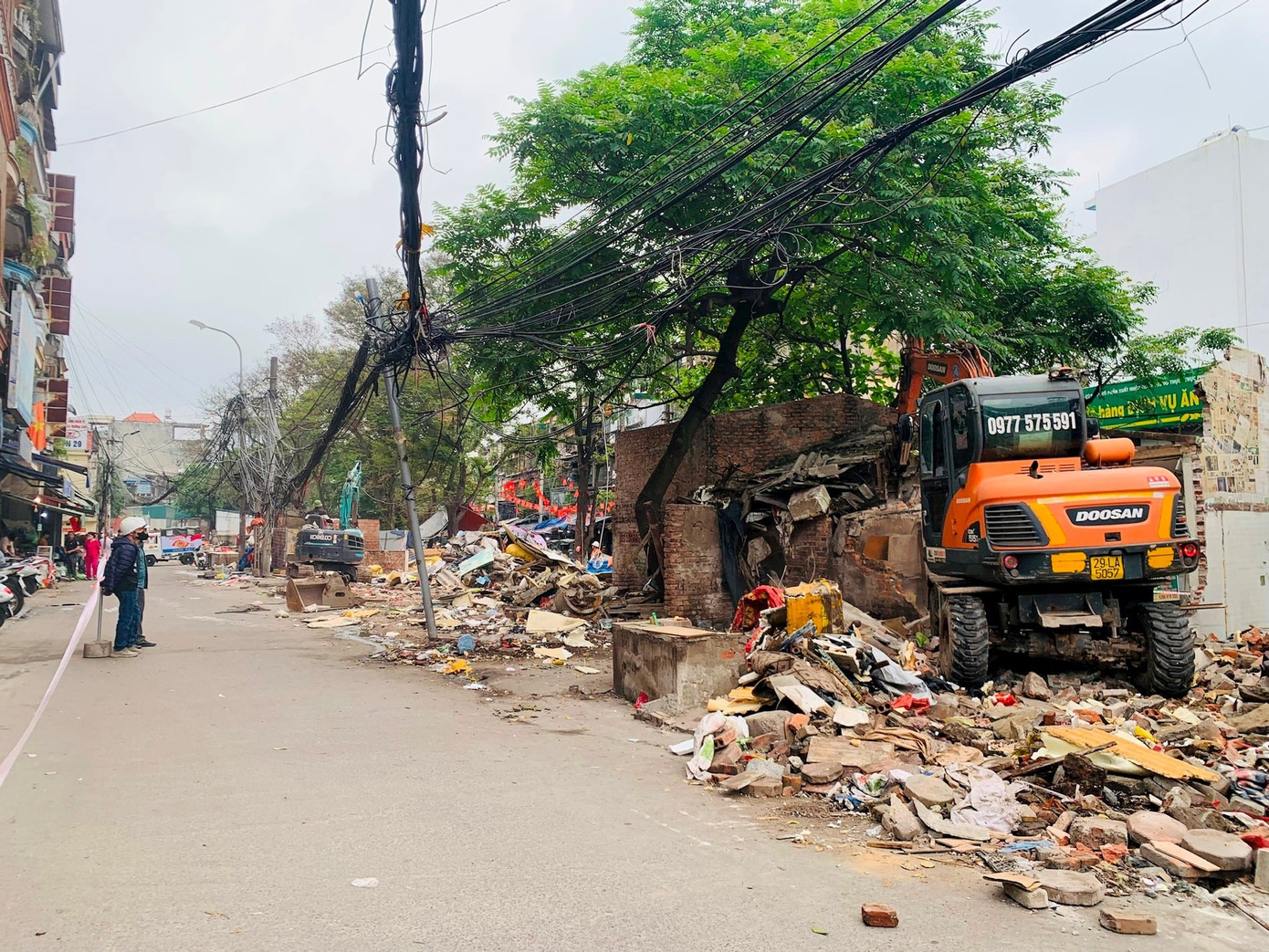 Hà Nội: Giải tỏa chợ cóc tồn tại hàng chục năm tại khu vực giáp ranh hai phường - Ảnh 1