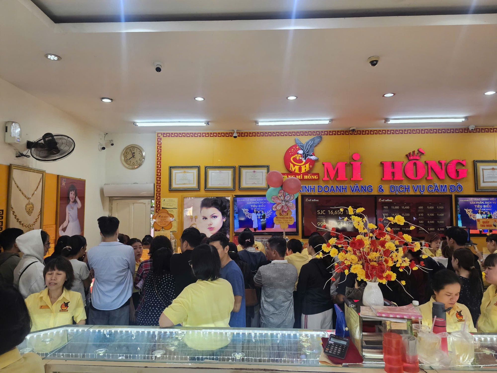 Diễn biến ở tiệm vàng khi giá giảm về dưới 170 triệu đồng/lượng - Ảnh 1