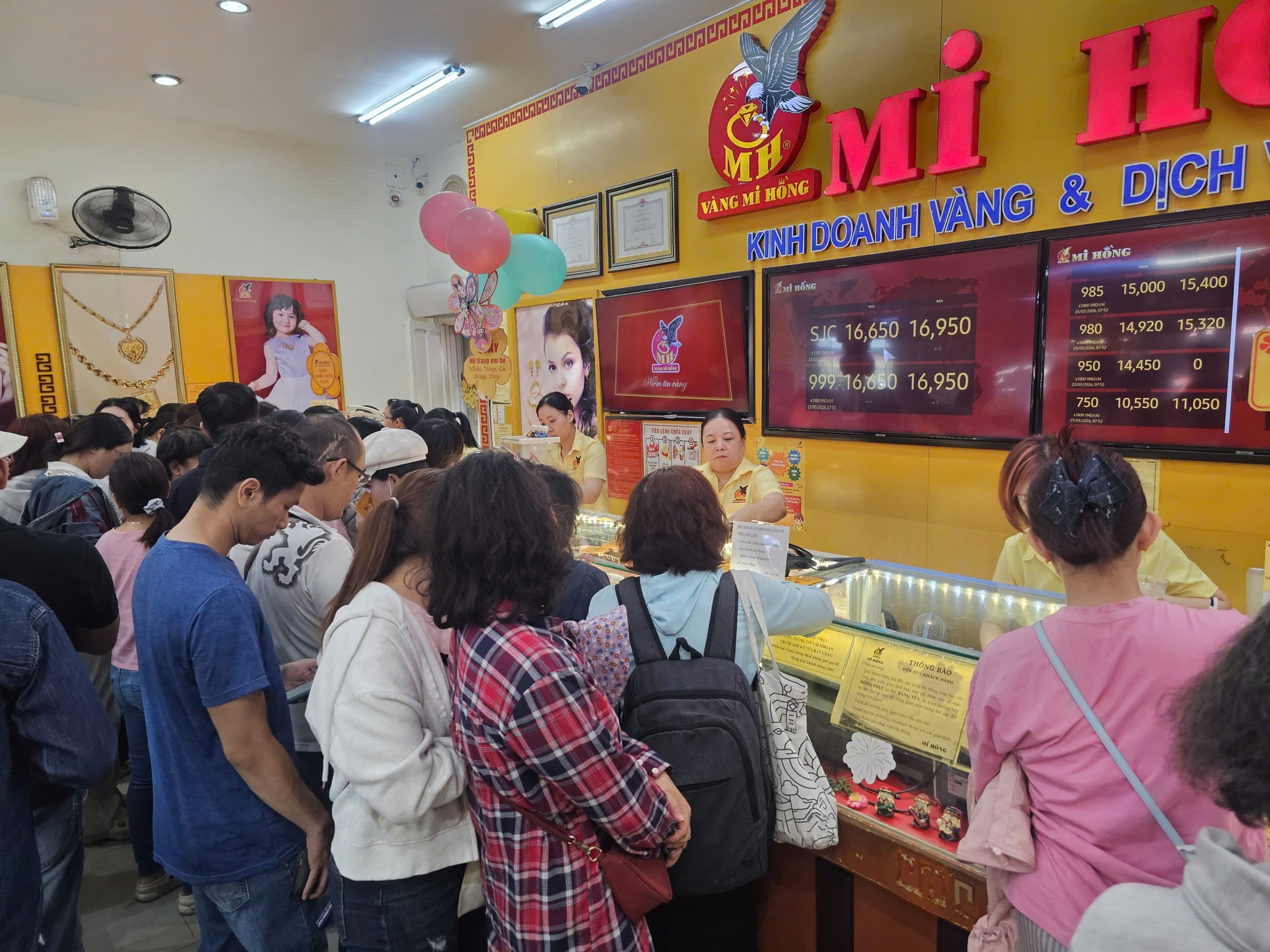 Diễn biến ở tiệm vàng khi giá giảm về dưới 170 triệu đồng/lượng - Ảnh 2