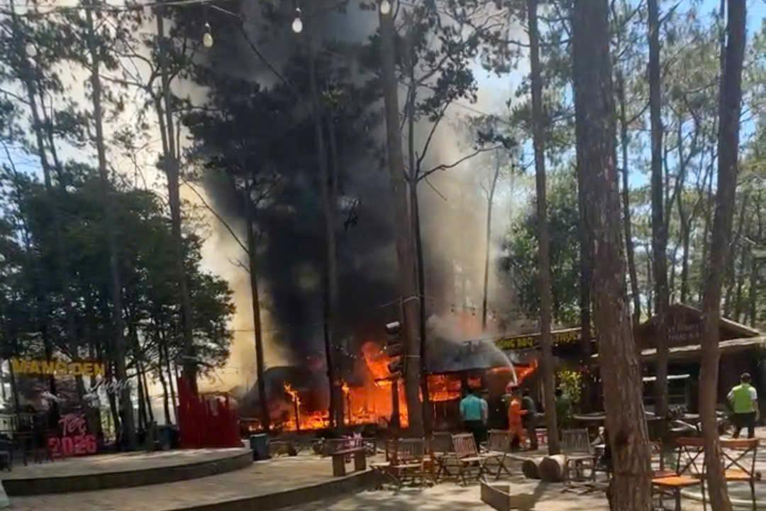 Cháy tại Khu kinh tế đêm Măng Đen - Ảnh 1