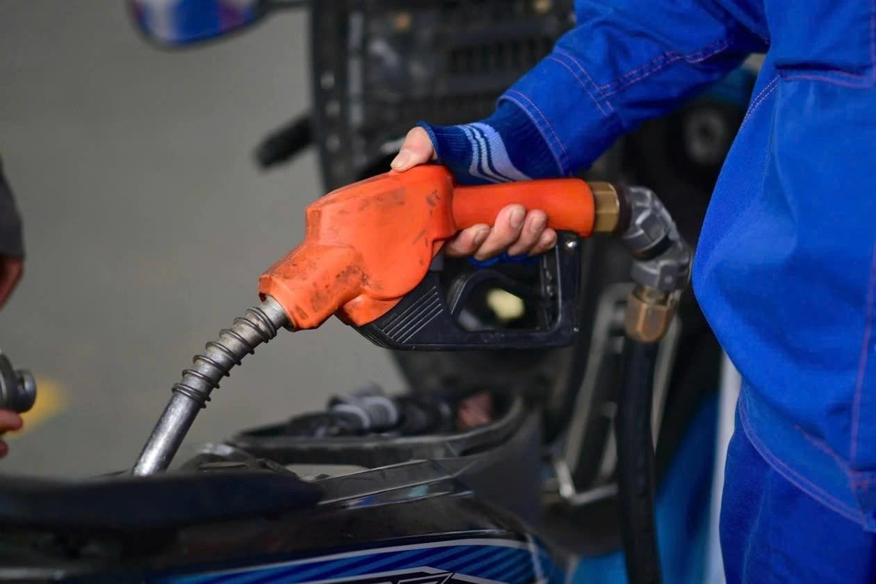 Giá xăng RON 95 giảm hơn 5.600 đồng/lít - Ảnh 1