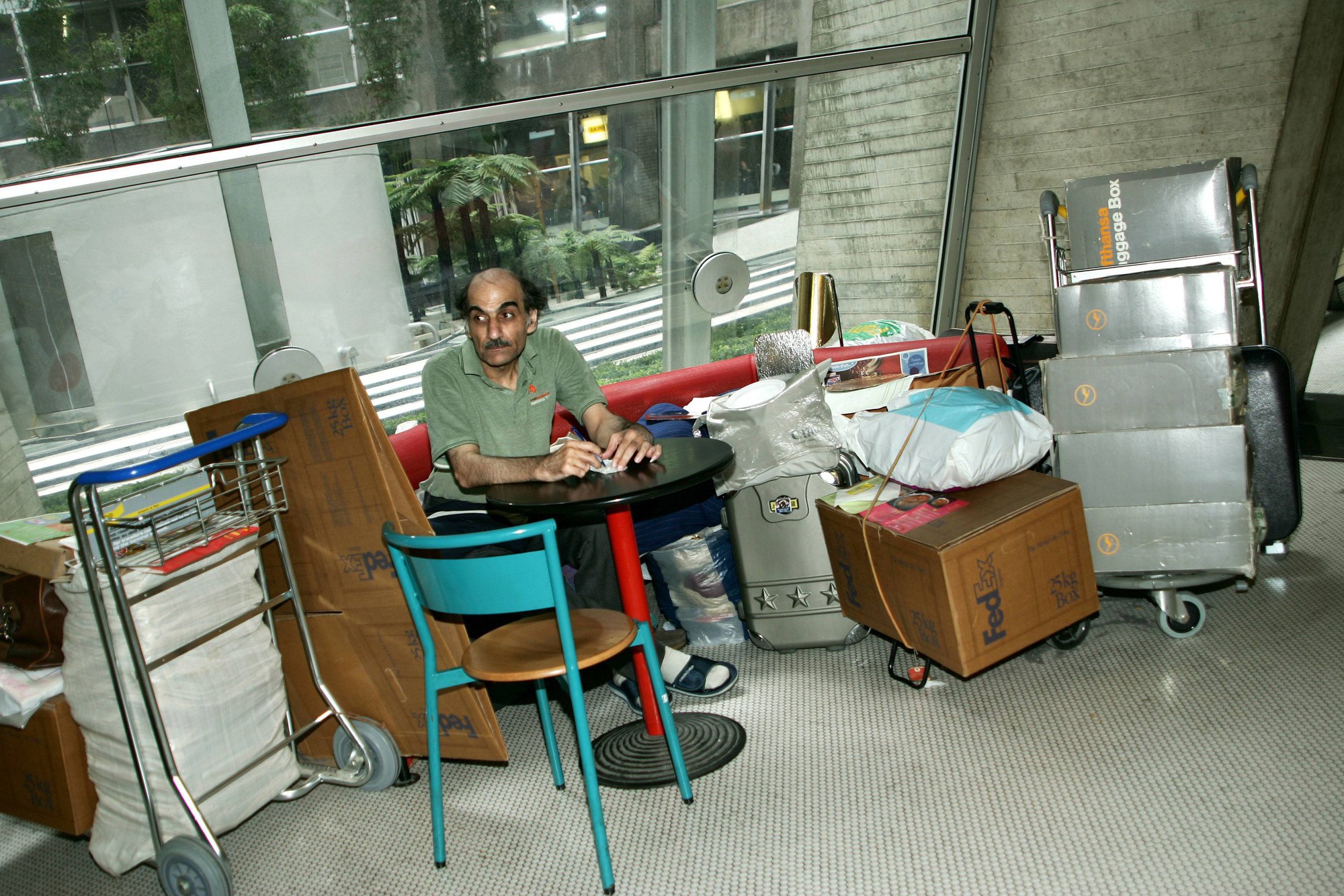 Người đàn ông sống trong sân bay suốt 18 năm, không ở trên bất kỳ quốc gia nào - Ảnh 4