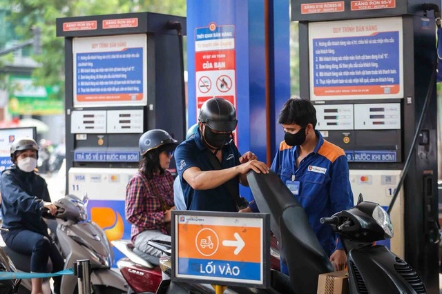 Dư địa giảm nhiệt giá xăng dầu - Ảnh 1