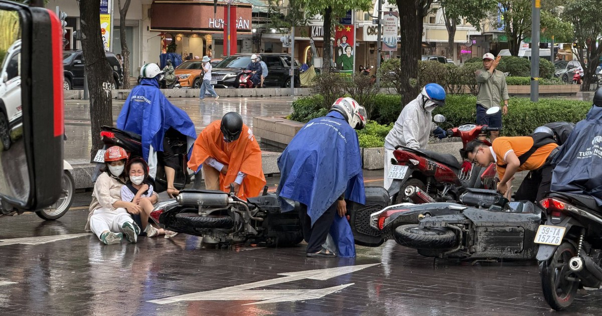 Trời mưa, nhiều xe trượt ngã trên phố đi bộ Nguyễn Huệ