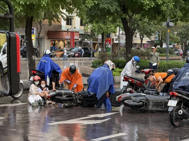 Trời mưa, nhiều xe trượt ngã trên phố đi bộ Nguyễn Huệ - Ảnh 1