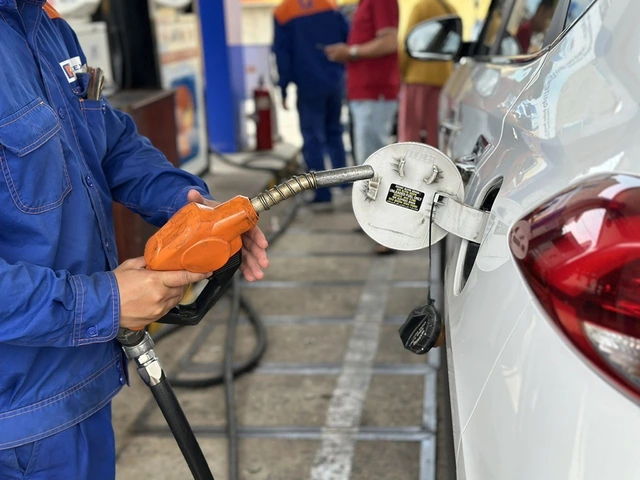 Bình ổn giá xăng dầu: Cần giải pháp đồng bộ - Ảnh 4