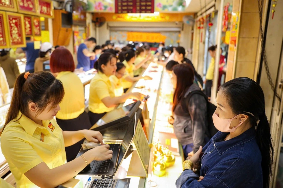 Giá vàng hôm nay 8.3.2026: Người mua lỗ 5 triệu đồng sau một tuần - Ảnh 1