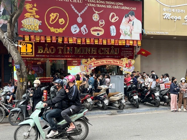Giá vàng trên chợ mạng tăng loạn xạ - Ảnh 2