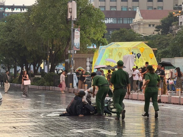 Trời mưa, nhiều xe trượt ngã trên phố đi bộ Nguyễn Huệ - Ảnh 2