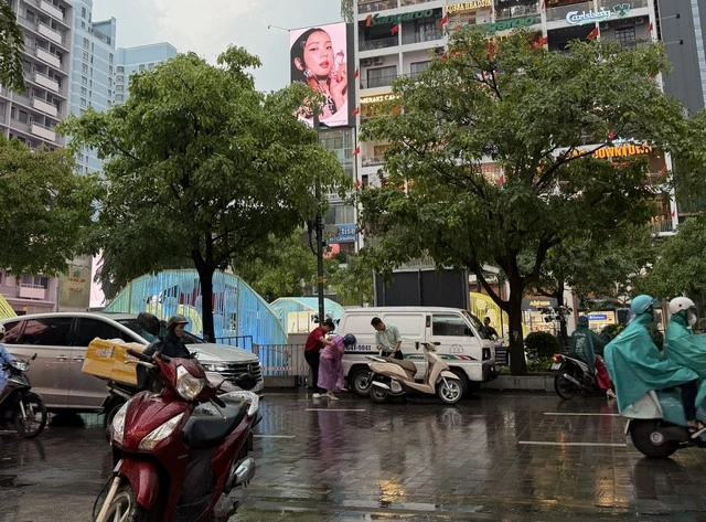 Trời mưa, nhiều xe trượt ngã trên phố đi bộ Nguyễn Huệ - Ảnh 3
