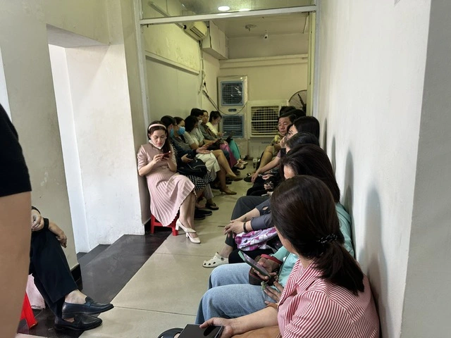 Khách xếp hàng chờ mua vàng khi giá giảm - Ảnh 1