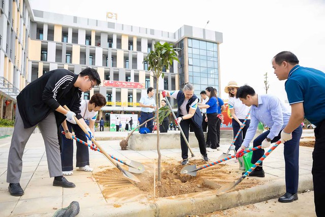 BIDV MetLife tham gia trồng 650 cây xanh tại Đại học Quốc gia Hà Nội - Ảnh 3