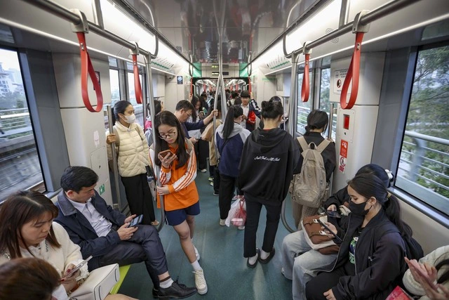 Nhiều người chọn xe điện, metro để giảm áp lực giá xăng - Ảnh 1