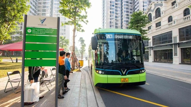 Nhiều người chọn xe điện, metro để giảm áp lực giá xăng - Ảnh 2