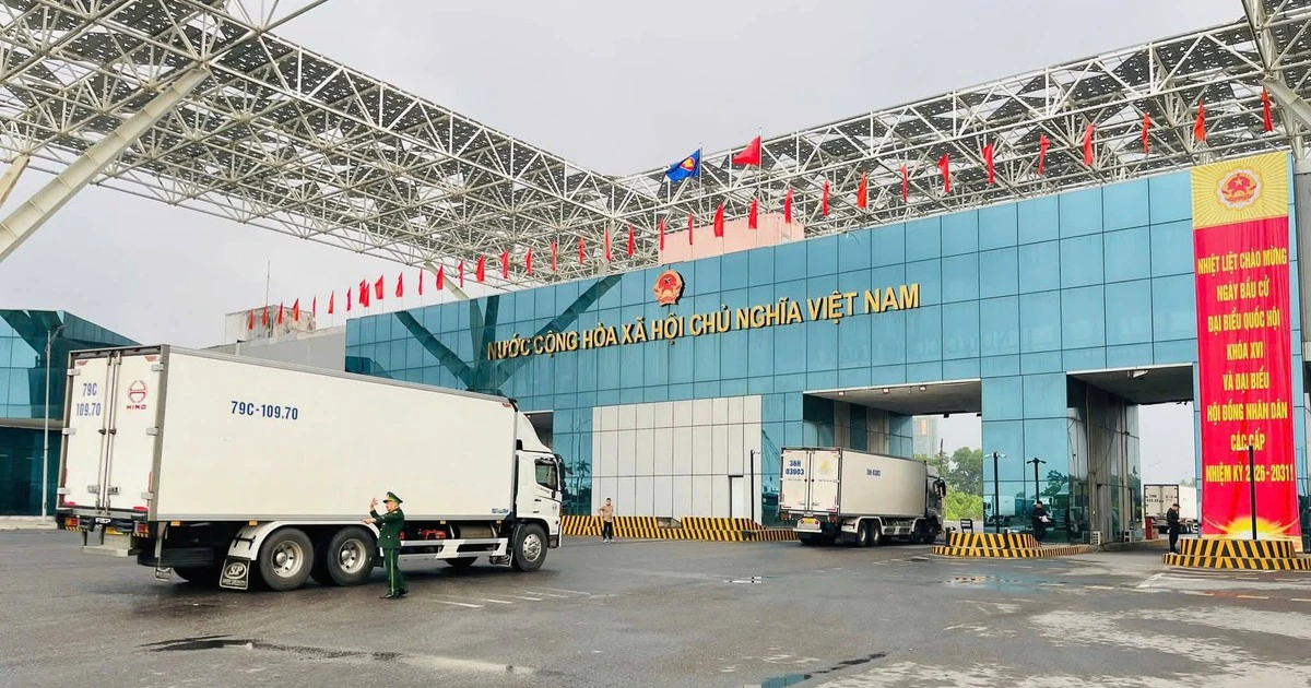 Thí điểm thông quan cuối tuần tại cửa khẩu Móng Cái