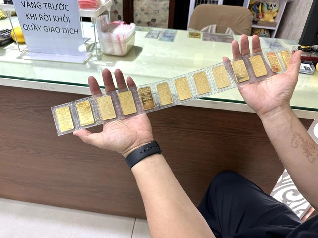 Khách xếp hàng chờ mua vàng khi giá giảm - Ảnh 4