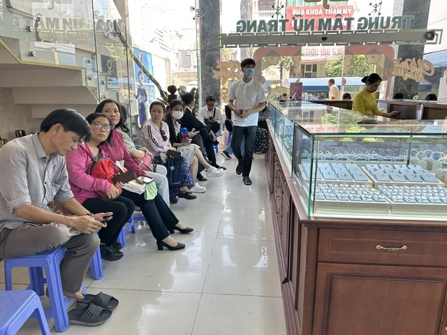 Khách xếp hàng chờ mua vàng khi giá giảm - Ảnh 3