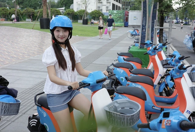 Người dân, du khách hào hứng trải nghiệm xe đạp điện công cộng - Ảnh 1