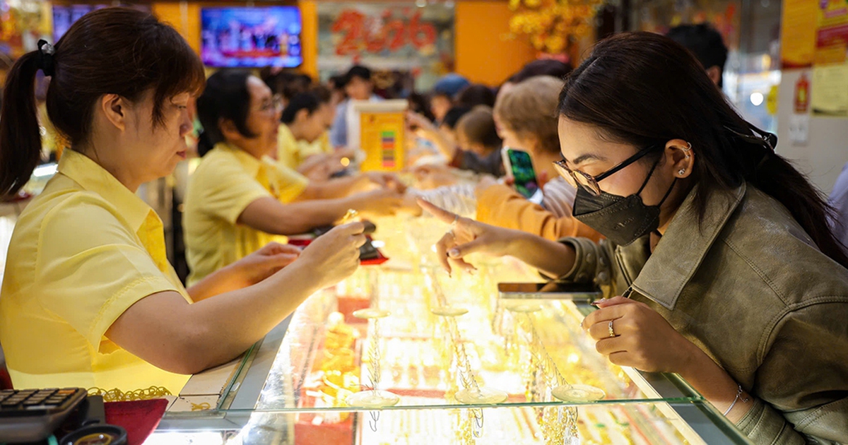 Giá vàng lao dốc, tiết kiệm hưởng lợi