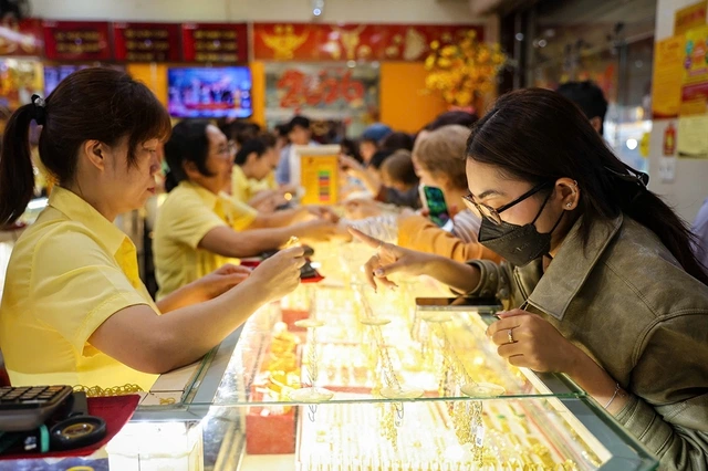 Giá vàng lao dốc, tiết kiệm hưởng lợi - Ảnh 1