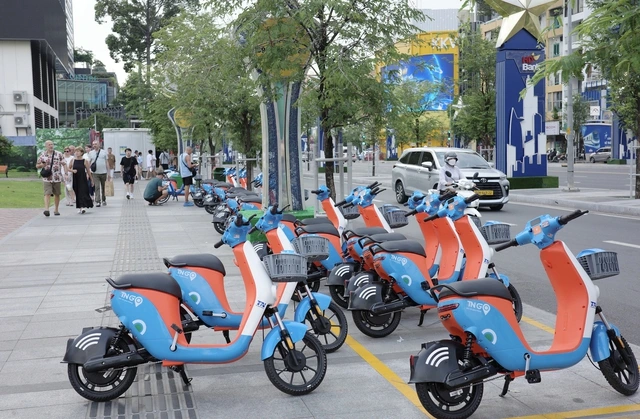 Người dân, du khách hào hứng trải nghiệm xe đạp điện công cộng - Ảnh 2