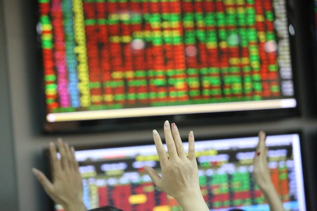 Chứng khoán giảm sốc, VN-Index bốc hơi hơn 106 điểm - Ảnh 1