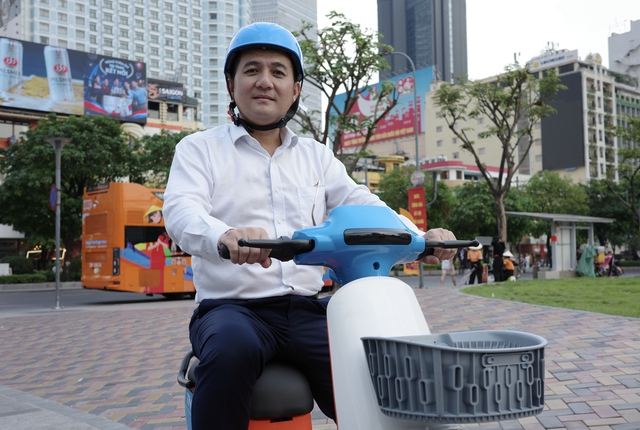 Người dân, du khách hào hứng trải nghiệm xe đạp điện công cộng - Ảnh 4