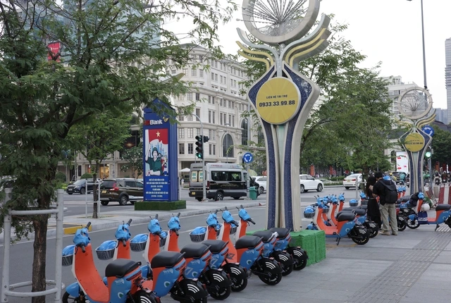 Người dân, du khách hào hứng trải nghiệm xe đạp điện công cộng - Ảnh 6