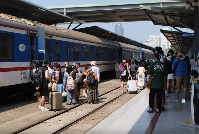 Giá xăng dầu hạ nhiệt, đường sắt giảm giá vé tàu hỏa - Ảnh 1