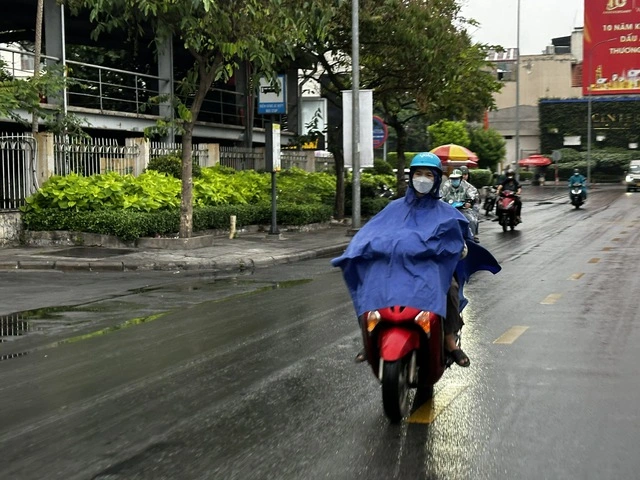 Giông sét cả buổi chiều, nơi nào ở TP.HCM sẽ có mưa trái mùa? - Ảnh 1