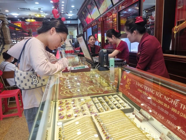 Giá vàng Bảo Tín Minh Châu giảm mạnh, mỗi khách được mua tối đa 2 chỉ - Ảnh 3