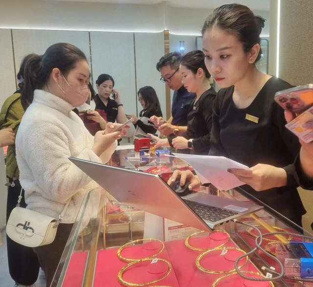 Giá vàng sát 189 triệu đồng/lượng, có nên xuống tiền mua vàng? - Ảnh 2