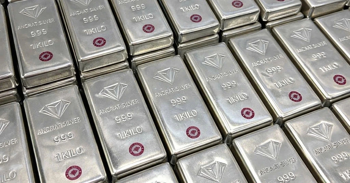 Giá vàng, giá bạc 'lao dốc'