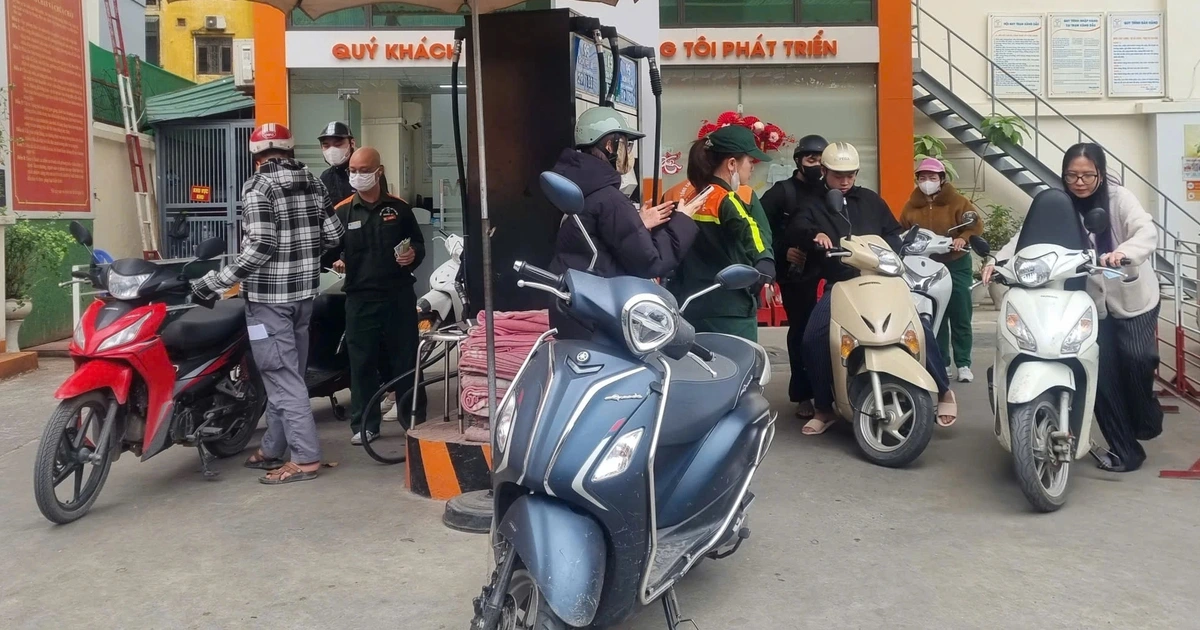 Giá xăng RON95-III tăng 335 đồng/lít, E5RON92 giảm 447 đồng/lít