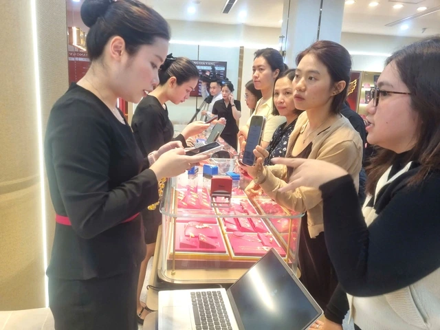 Bán vàng có cần xuất hóa đơn đầy đủ tên, mã số thuế người mua? - Ảnh 1