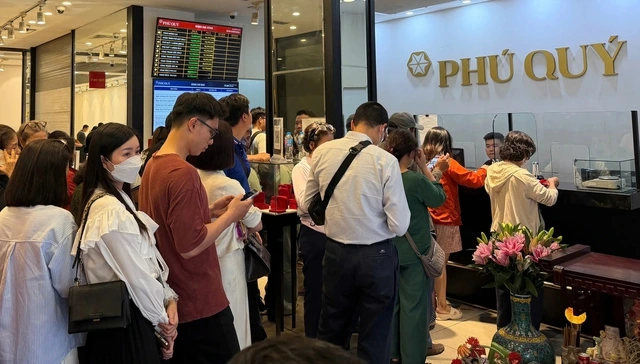 Giá vàng cao hơn thế giới 30 triệu/lượng, người mua đối mặt rủi ro kép - Ảnh 1