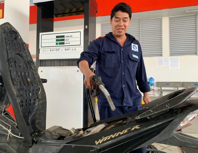 Giá xăng RON 95 gần 34.000 đồng/lít, dầu diesel gần 40.000 đồng/lít - Ảnh 1